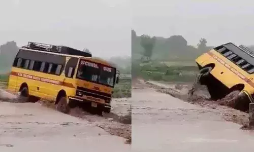 భారీ వర్షాలు.. వరదలకు కొట్టుకుపోయిన స్కూల్ బస్సు