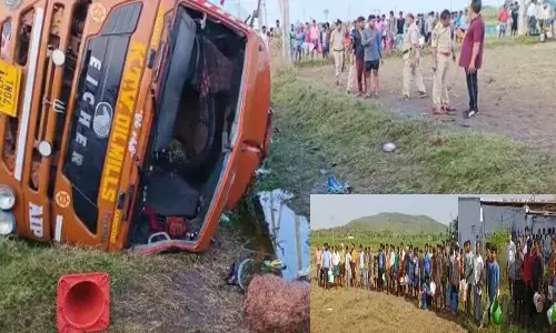 పల్నాడులో ఆయిల్ ట్యాంకర్ బోల్తా.. నూనె కోసం బిందెలు, క్యాన్లతో పరుగులు పెట్టిన జనం