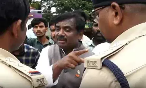 బూర్గుల్‌ కమాన్‌ దగ్గర ఉద్రిక్తత.. బీజేపీ నేతలకు, పోలీసులకు మధ్య వాగ్వాదం