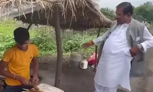 మొక్కజొన్న కంకుల కోసం కేంద్రమంత్రి బేరం.. వీడియో వైరల్