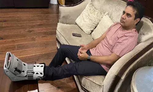 కేటీఆర్ ఎడమ కాలికి గాయం