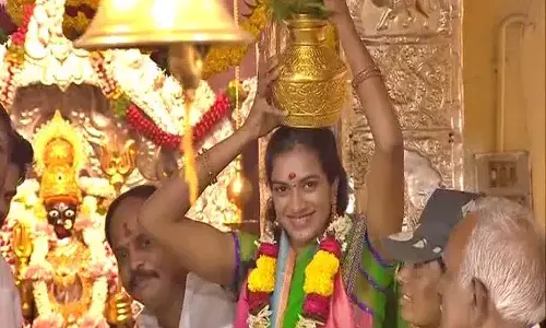 లాల్దర్వాజ అమ్మవారికి బంగారు బోనం సమర్పించిన పీవీ సింధు