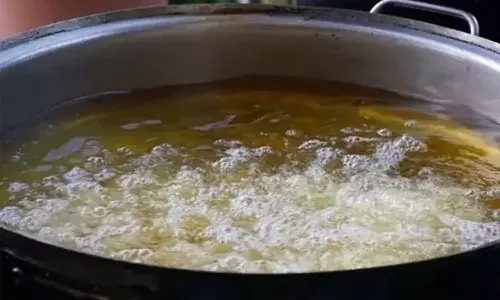 మద్యానికి డబ్బులివ్వలేదని.. బాలుడిపై వేడి నూనె పోసిన తండ్రి