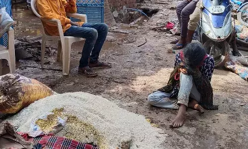 ఆరుబయట వస్తువులు.. అంధకారంలో బస్తీ.. వర్షం మిగిల్చిన కష్టం అంతా ఇంత కాదు