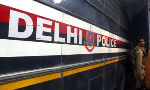 సిబ్బందితో పోలీసులపై దాడి చేసిన బార్ యజమాని