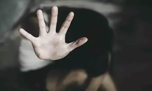 ఒంటరి మహిళపై కన్నేశాడు.. మత్తుమందుతో ఇంటికెళ్లి తలుపు తట్టాడు..