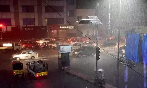 అర్థరాత్రి హైదరాబాద్లో భారీ వర్షం