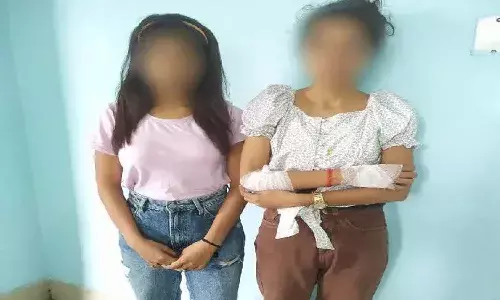 పోలీస్ స్టేషన్లో అక్కాచెల్లెళ్ల హల్చల్..  మహిళ ఇన్స్పెక్టర్పై చెప్పులతో దాడి