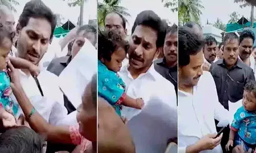 చిన్నారికి ఖరీదైన పెన్ను బహుమతిగా ఇచ్చిన సీఎం జగన్