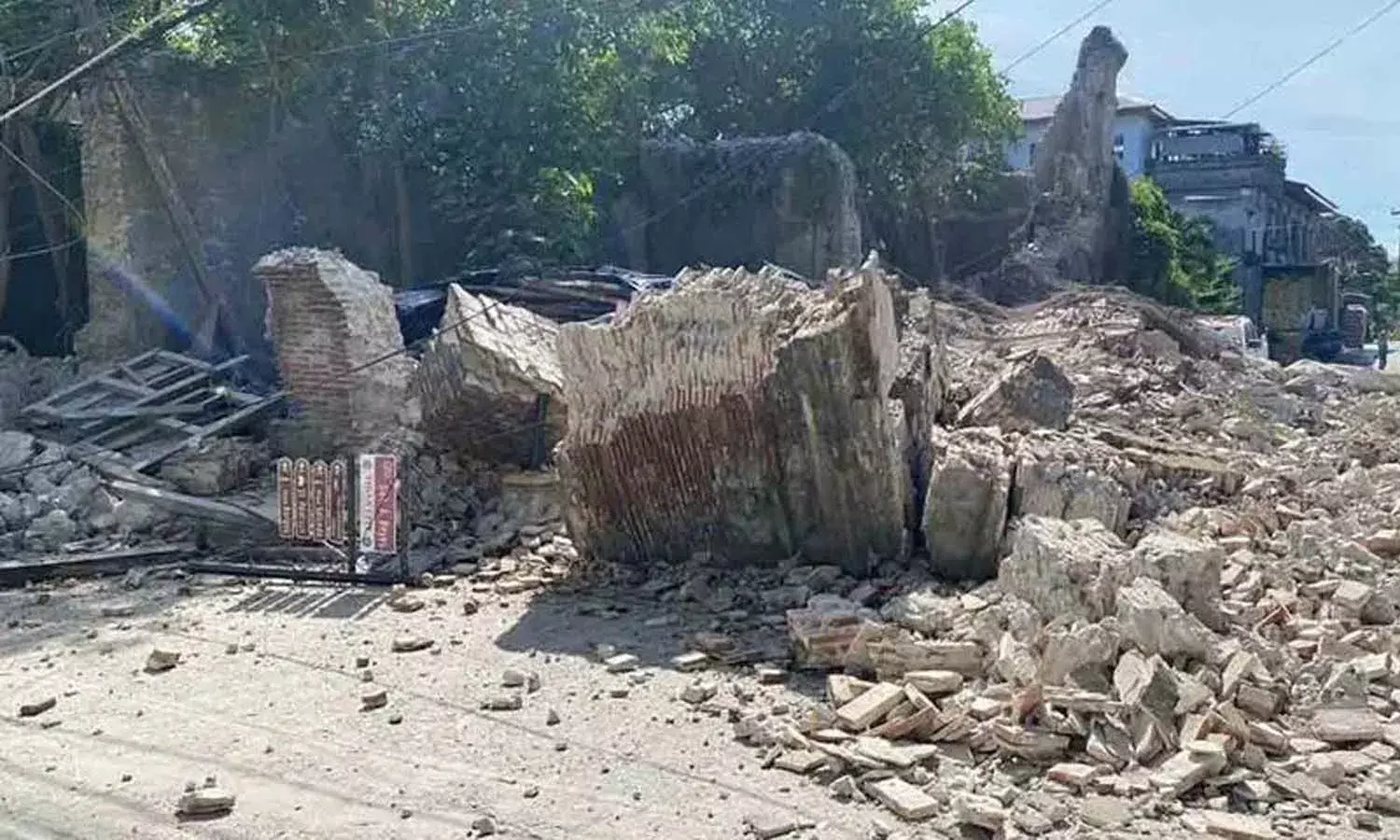 భారీ భూకంపం.. ఇళ్ల నుంచి ప్రజలు బయటకు పరుగులు