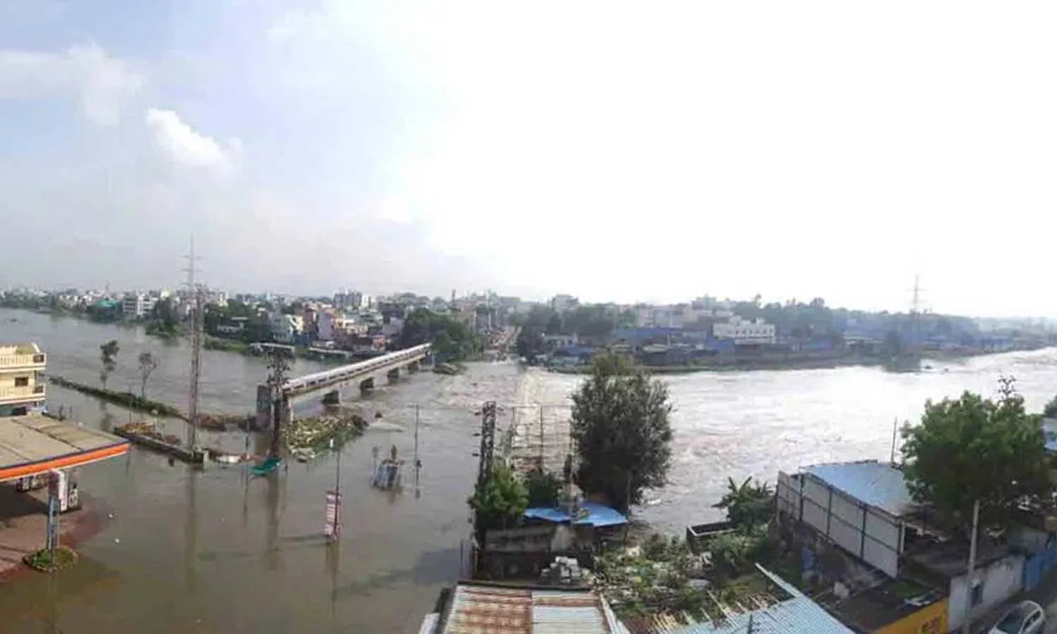 ఉప్పొంగుతున్న మూసీ నది.. మూసారాంబాగ్‌, చాదర్‌ఘాట్‌ బ్రిడ్జిలు మూసివేత