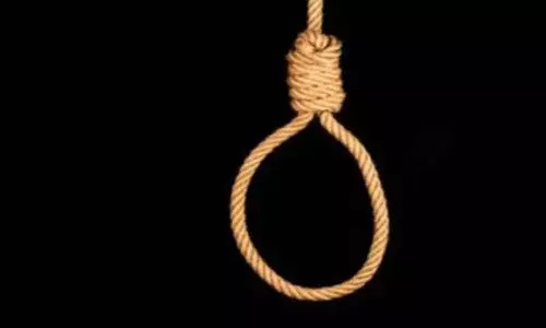 చెట్టుకు వేలాడుతూ ముగ్గురు అక్కాచెల్లెళ్ల మృత‌దేహాలు.. అర్ధరాత్రి ఏం జరిగింది?