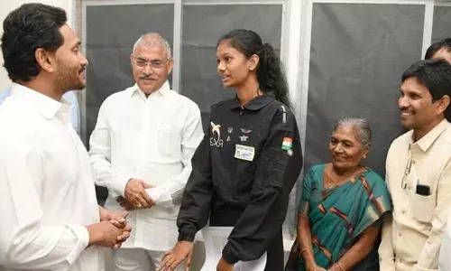 సీఎం జగన్ను కలిసిన యువ ఆస్ట్రోనాట్ జాహ్నవి దంగేటి