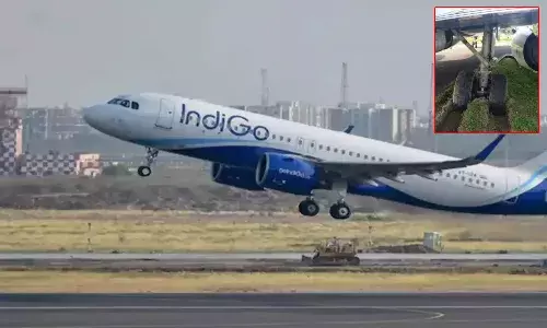 బురదలో ఇరుక్కున్న ఇండిగో విమానం టైరు