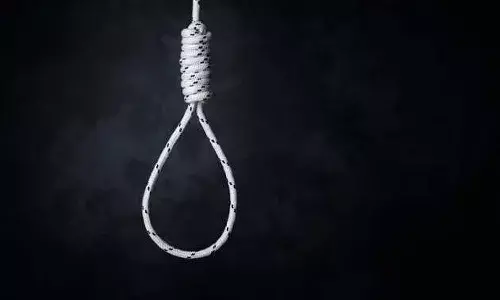 గర్ల్ఫ్రెండ్తో వీడియో కాల్లో గొడవ.. ఉరేసుకున్న యువకుడు