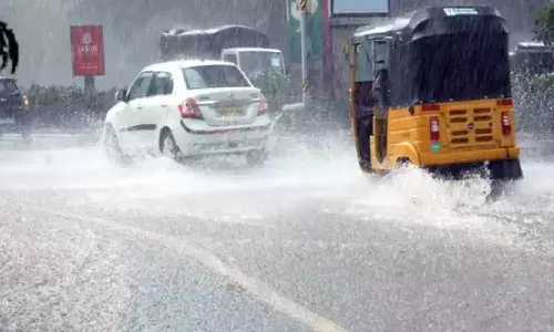 హైదరాబాద్లో భారీ వర్షం.. పొంగిపొర్లుతున్న డ్రైనేజీలు