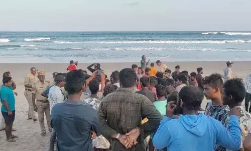 అనకాపల్లి జిల్లాలో విషాదం..  సముద్రతీరంలో ఏడుగురు విద్యార్థులు గల్లంతు