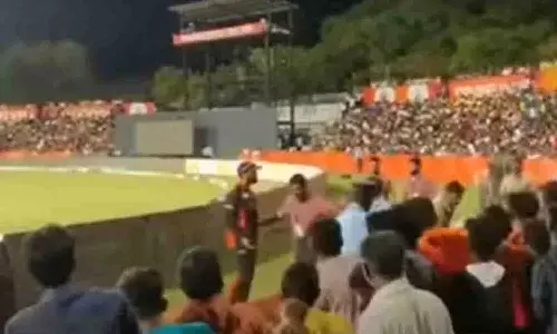 దినేష్ కార్తీక్ అని అరుస్తున్న అభిమానుల దగ్గరకు కోపంగా వెళ్లిన మురళీ విజయ్