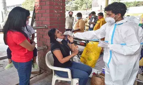 స్వల్పంగా తగ్గిన కరోనా కేసులు