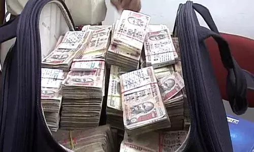 స్నేహితులు క‌దా అని ఇంటికి పిలిస్తే.. మందు కొట్టి మ‌రీ రూ.75లక్ష‌లు దోచేశారు