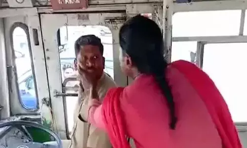 విజయవాడలో రెచ్చిపోయిన మహిళ.. బస్సు డ్రైవర్పై దాడి