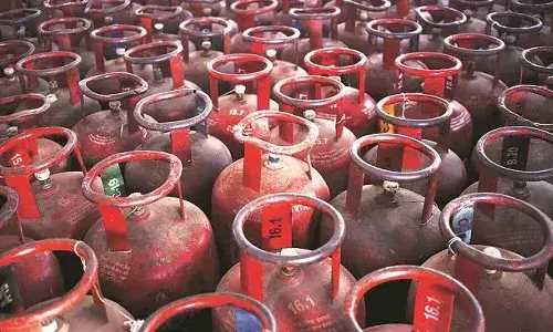 శుభవార్త.. తగ్గిన వాణిజ్య సిలిండర్ ధర