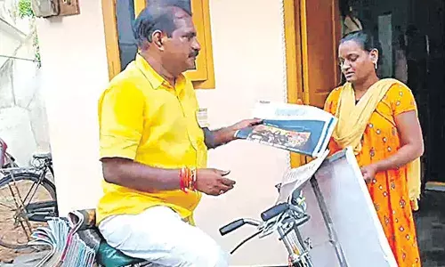 ఇంటింటికి పేపర్లు వేసిన టీడీపీ ఎమ్మెల్యే
