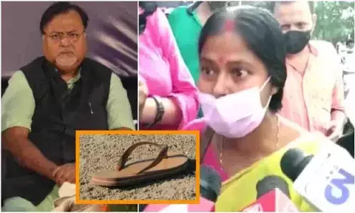 అతన్ని కట్టేసి వీధిలో ఈడ్చాలి.. మాజీ మంత్రిపైకి చెప్పులు విసిరిన మహిళ