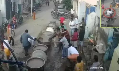 అయ్యో.. ప్ర‌మాద వ‌శాత్తు మ‌రిగే జావాలో ప‌డ్డాడు.. ఏం జ‌రిగిందంటే..? వీడియో