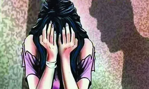 బెయిల్పై బయటకొచ్చి.. అత్యాచార బాధితురాలిపై గ్యాంగ్ రేప్