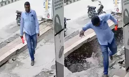 జస్ట్ మిస్.. వ్యక్తి నడిచిన వెంటనే కుంగిన ఫుట్పాత్.. లేదంటేనా.!