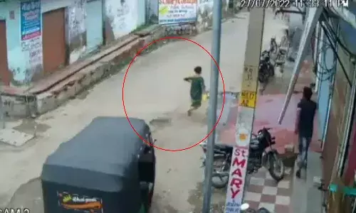 ఓరి దుర్మార్గుడా.. క‌డుపుతో ఉన్న కూతురిని ఆటోతో తొక్కించి చంపే య‌త్నం