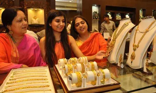 శుక్రవారం రోజు మహిళలకు షాకిచ్చిన బంగారం