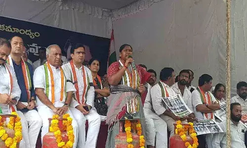 బీజేపీ.. బలిసినోళ్ళ పార్టీ, కాంగ్రెస్.. కన్నీళ్లు తుడిచే పార్టీ