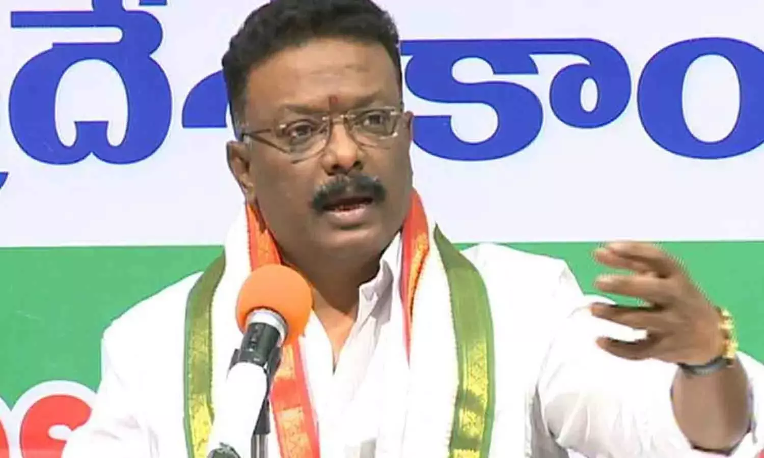 కాంగ్రెస్‌ను వీడే యోచ‌న‌లో దాసోజు శ్ర‌వ‌ణ్‌.. బుజ్జగింపుకు బ‌య‌ల్దేరిన నేత‌లు