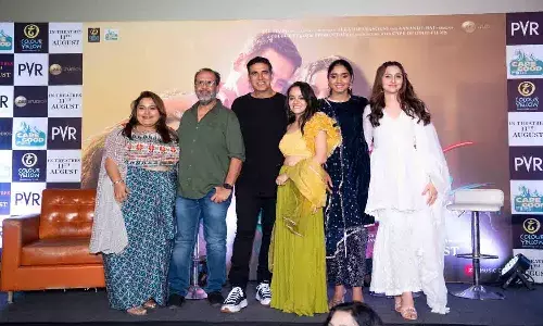 హైదరాబాద్‌లో సందడి చేసిన రక్షాబంధన్‌ చిత్ర బృందం