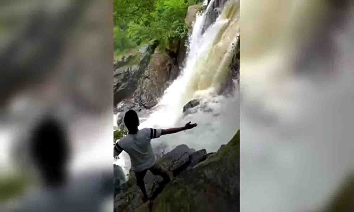 1000 అడుగుల జలపాతంలో పడి కొట్టుకుపోయిన యువ‌కుడు Man slips while