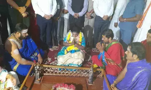 బాసర సరస్వతి అమ్మవారిని దర్శించుకున్న గవర్నర్.. అటు నుంచి ట్రిపుల్ ఐటికి పయనం