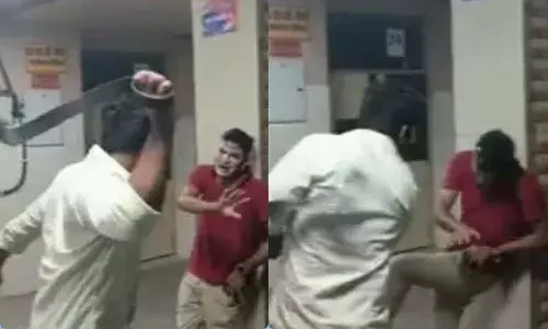 ఆస్పత్రిలో అర్ధరాత్రి యువకుల హల్చల్.. వాటితో కొట్టుకుంటూ ఎంజాయ్