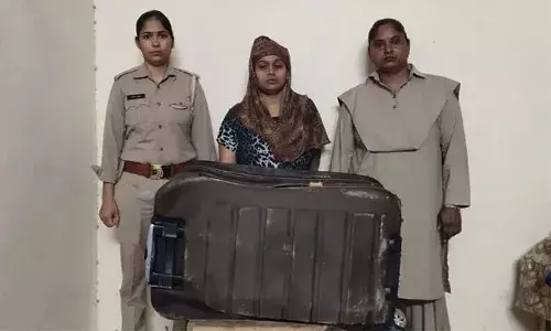 ట్రాలీ బ్యాగ్తో వెళ్తున్న మహిళ.. అందులో ఉన్నది చూసి షాకైన పోలీసులు