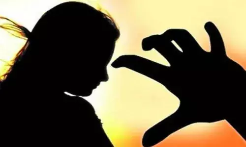 అప్పు కోసం వెళితే.. జూనియర్ ఆర్టిస్టుపై అఘాయిత్యం