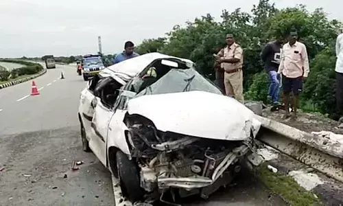 టైరు పేలి అదుపుతప్పిన కారు.. నలుగురు మృతి