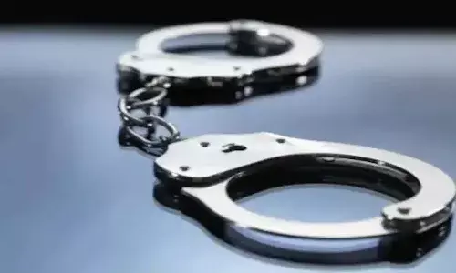 వాష్‌రూమ్‌ నుంచి బయటకు రాలేదని.. కూతురిని కొట్టి చంపిన తండ్రి