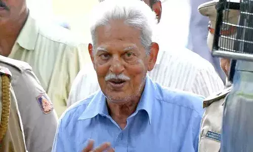 విరసం నేత వరవరరావుకు సుప్రీంకోర్టు బెయిల్.. అది కూడా షరతులతో..