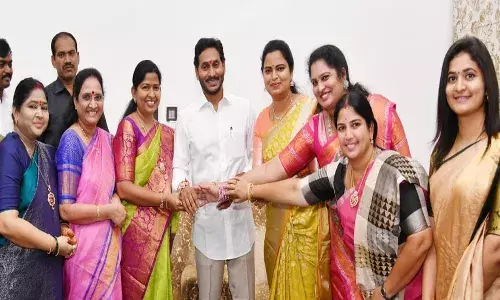 సీఎం జగన్కు రాఖీలు కట్టిన మహిళా నేతలు
