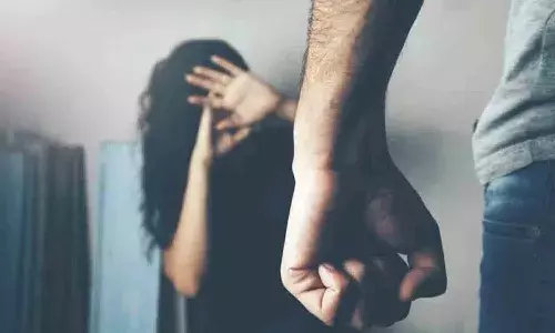 మద్యం మత్తులో.. భార్యను కొట్టి తలపై మూత్రం పోసిన భర్త