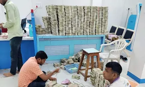 వ్యాపారి ఇంట్లో భారీగా నగదు కట్టలు.. లెక్కబెట్టడానికి 14 గంటల సమయం