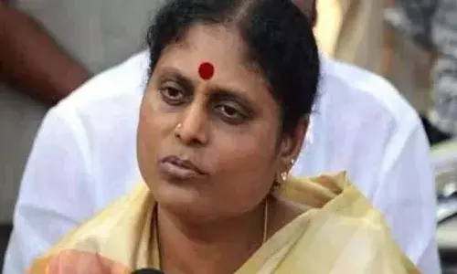 పేలిన కారు టైర్లు.. వైఎస్ విజయమ్మకు తప్పిన ప్రమాదం