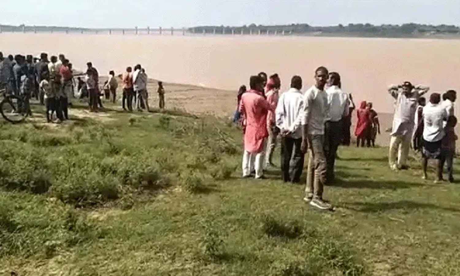 విషాదం.. నదిలో పడవ బోల్తా.. 20 మంది మృతి