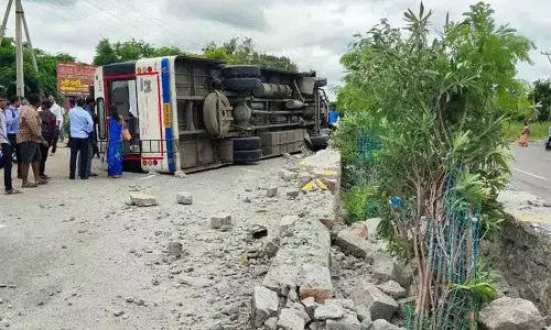 కామారెడ్డిలో ఆర్టీసీ బస్సు బోల్తా.. 10 మందికి గాయాలు